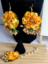 Load image into Gallery viewer, Yellow Floral Necklace Set
