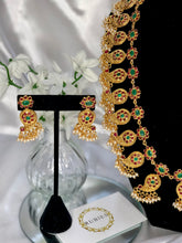 Load image into Gallery viewer, Rutvi Necklace Set
