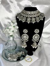 Load image into Gallery viewer, Ratri Necklace Set
