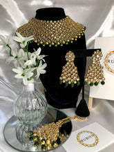 Load image into Gallery viewer, Preeti Necklace Set in Green
